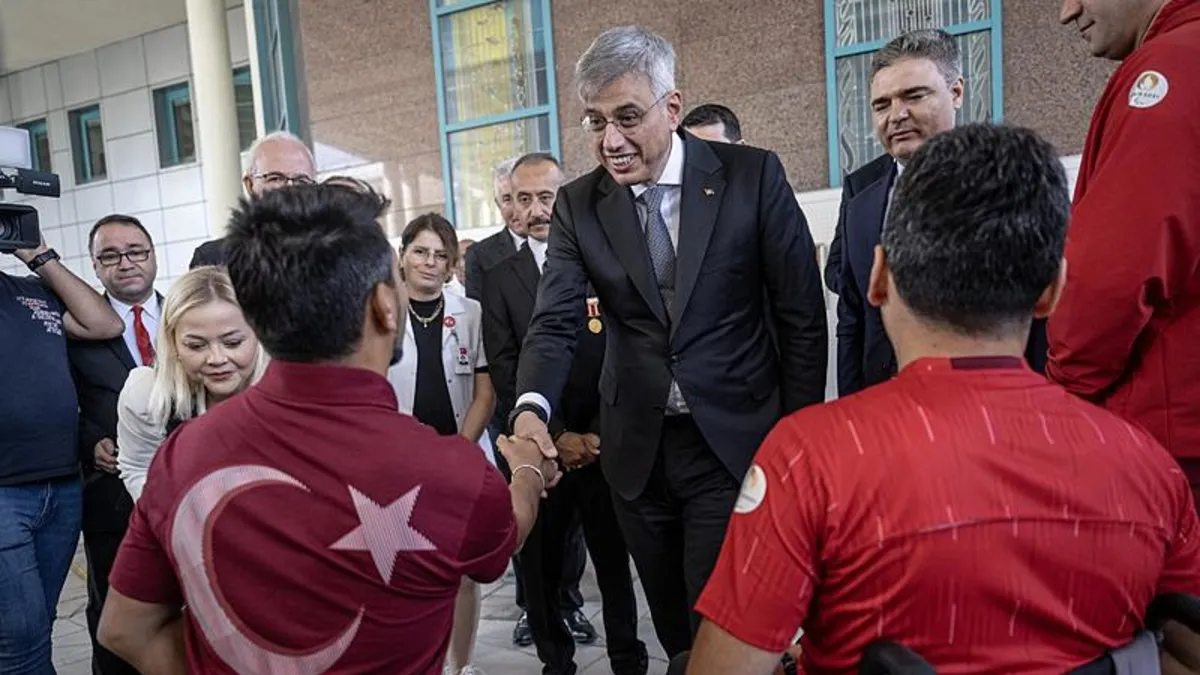 Bakan Memişoğlu, tedavi gören gazileri ziyaret etti Bakan Memişoğlu, tedavi gören gazileri ziyaret etti