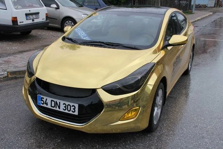 Altın kaplama otomobilini internette satışa çıkardı