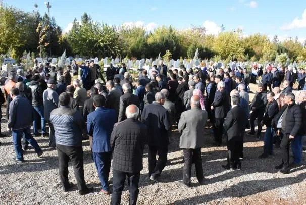 HDP’li vekil terörist cenazesine katıldı!