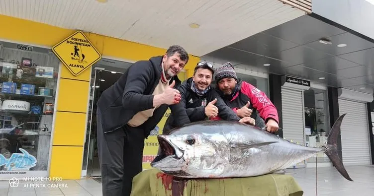 Kısmetin böylesi... Oltaya takılan balığı görenler gözlerine inanamadı