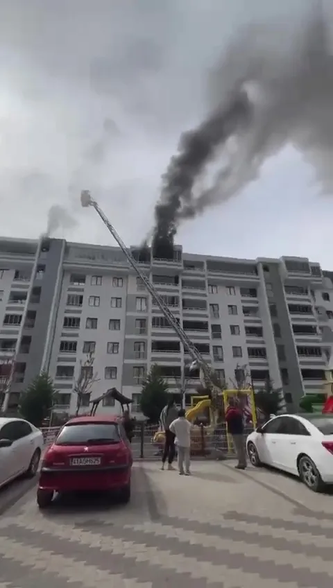 kocaelide-yangin-panigi-kilitli-yangin-merdiveni-mahsur-birakti-1743073510202.jpg