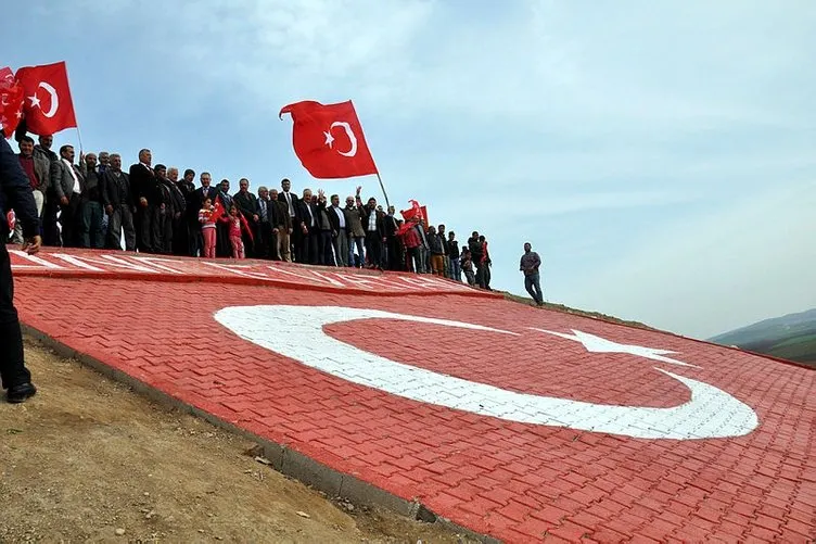 Reyhanlı’da aşiretten Türk bayraklı tepeye 300 araçlık konvoyla ziyaret