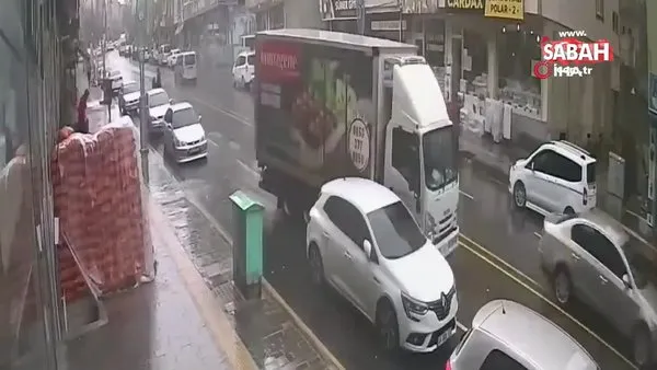 El freni çekilmeyen kamyonet hareket etti... Park halindeki araçlara böyle zarar verdi | Video