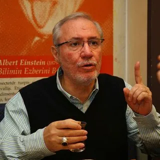 Vedat Muriç, Emre Akbaba gibi duruş sergileyemedi