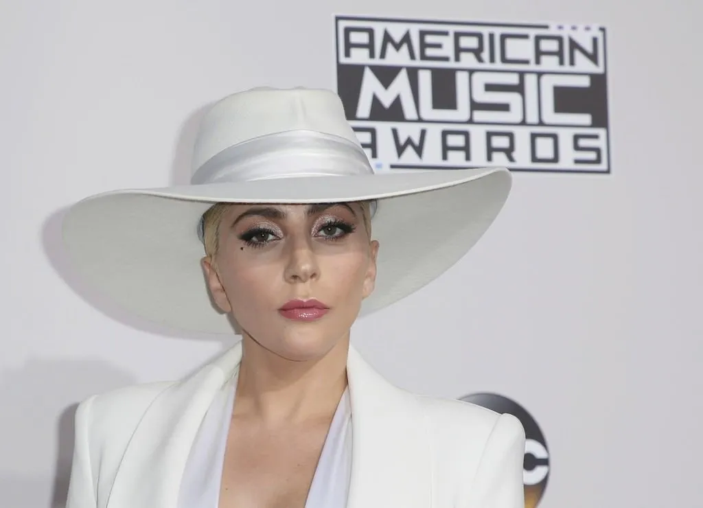 Леди гага ма ма ма. Леди Гага шляпа женская. Леди Гага в 19 лет. Lady Gaga million reasons American Music Awards.