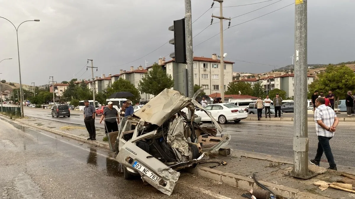 Dinar’da freni boşalan TIR araçları biçti: 2 ölü, 12 yaralı