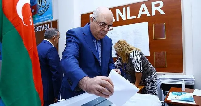 Azerbaycan anayasa değişikliğine evet dedi