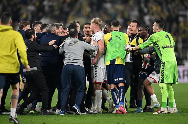 Son dakika haberi: Ahmet Çakar, Fenerbahçe - Samsunspor maçındaki o pozisyonu yorumladı: Bence hatalı...