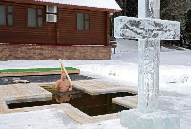 Dünya Putin’in bu fotoğraflarını konuşuyor! Eksi 20 derece olan suya girdi