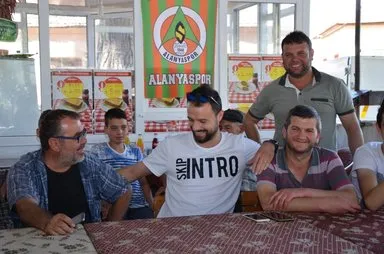 Maçlarını izlesinler diye köyüne televizyon aldı