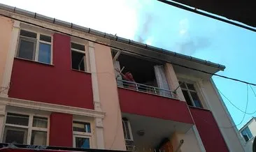 Sinir krizi geçiren kadın evini ateşe verip, eşyalarını balkondan attı
