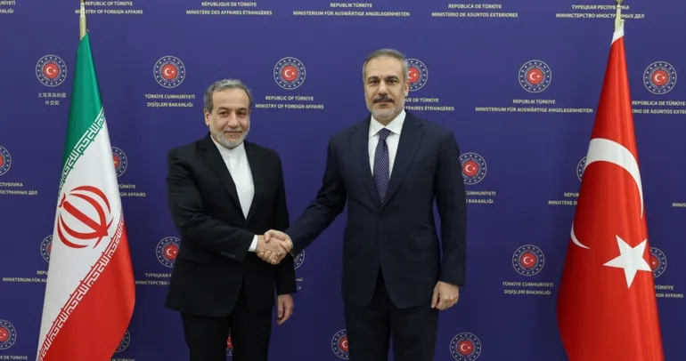 Bakan Fidan ile Arakçi telefonda görüştü