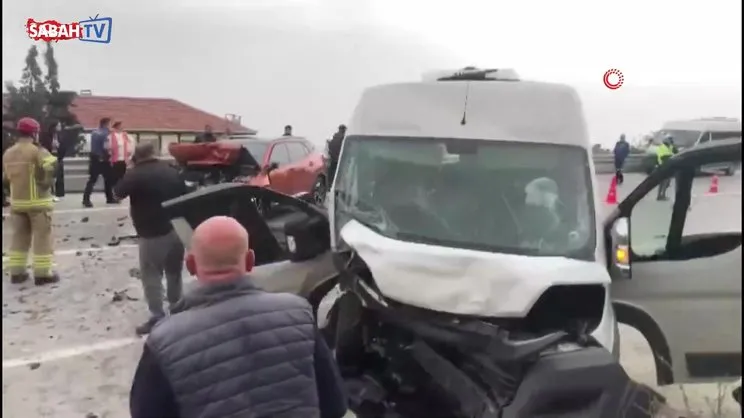 Bursa'daki feci kazada 2'si ağır 12 kişi yaralandı! Kazayı bırakıp birbirlerine girdiler! | Video