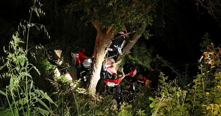 Şarampole devrilen otomobil ağaçta asılı kaldı: 4 yaralı