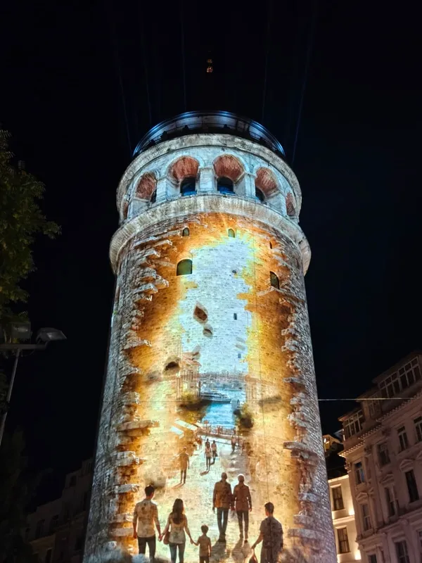 kahraman-sehitler-galata-kulesine-yansitildi-1784142422767.jpg