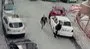 Kağıthane'de ilginç olay; otomobilin lastiğini çaldılar | Video