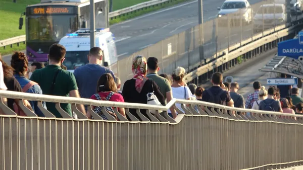 SON DAKİKA! İstanbul’da isyan ettiren görüntüler; Toplu taşıma koronavirüsün merkezi oldu