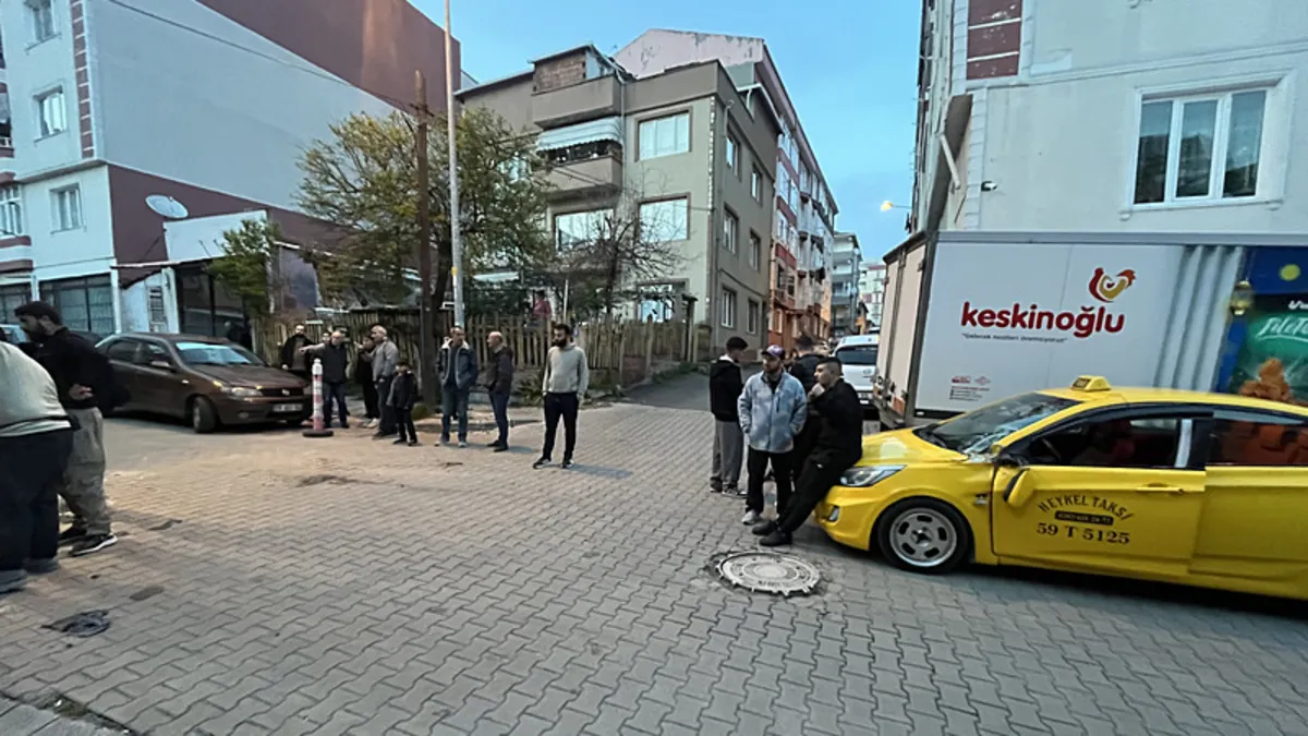 Harç karma makinesi, ticari taksinin üzerine devrildi! Harç karma makinesi, ticari taksinin üzerine devrildi!