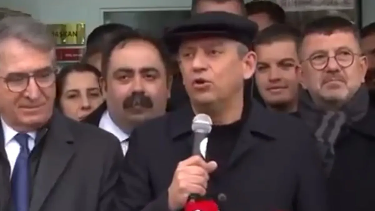 ‘Deprem turisti’ Özgür Özel’den akla ziyan şov! AK Parti’den sert tepki: Milletimiz istismara asla prim vermez