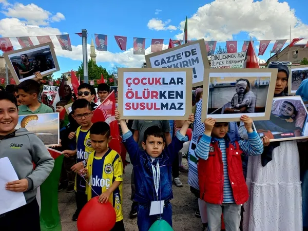 Miniklerden Gazze'deki zulme karşı destek yürüyüşü