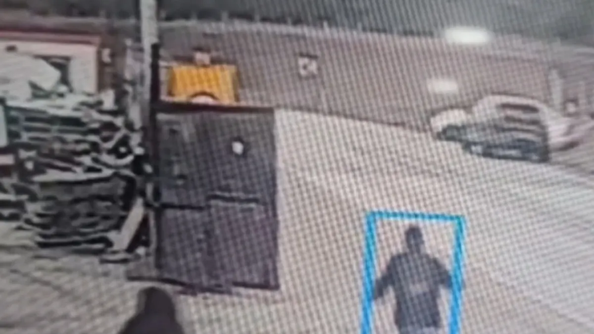 Kontrolden çıkan otomobil yol kenarına savruldu: 3 yaralı Kontrolden çıkan otomobil yol kenarına savruldu: 3 yaralı