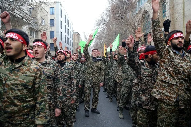 Binlerce İranlı sokağa döküldü! Kasım Süleymani için Ahvaz'da cenaze töreni...