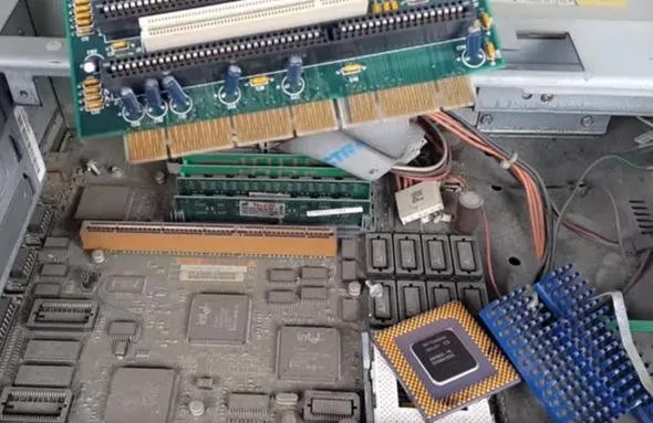 Eski bilgisayarından bakın ne kadar altın çıkardı... İnanamayacaksınız!