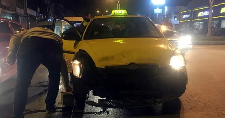 Sakarya’da ticari taksi ile ticari araç çarpıştı: 1 yaralı