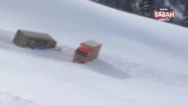 Kar ve tipi nedeniyle iki tır yoldan çıkarak uçurum sürüklendi | Video