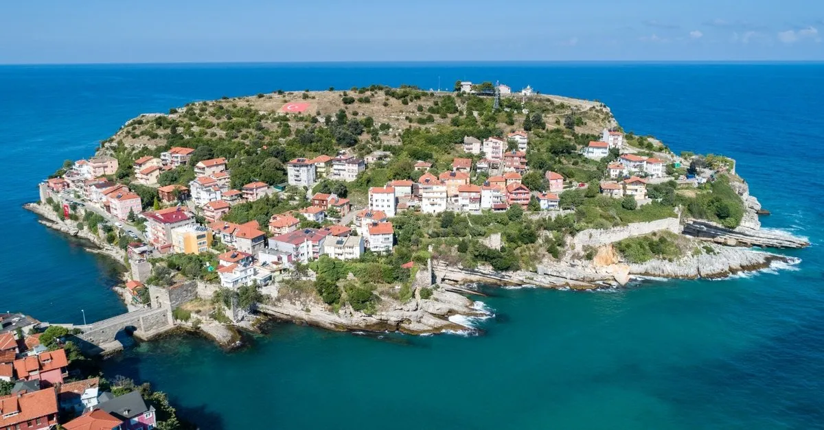 amasra kalesi nin altindaki kayaliklar