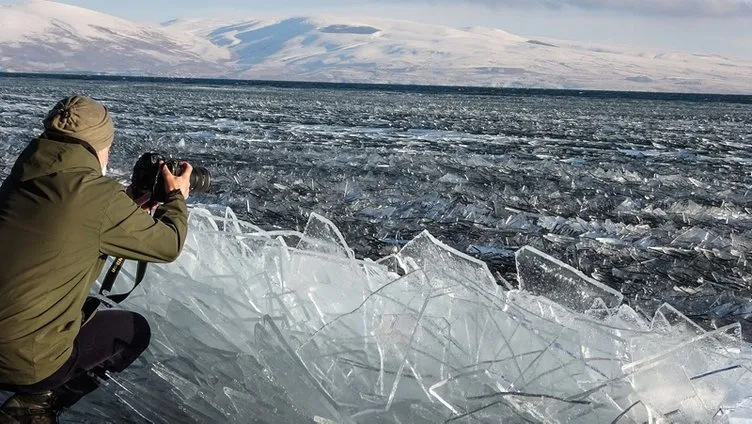 Çıldır Gölü’nde dalgaların ince buz tabakalarını kırıldı! Görsel şölen oluştu