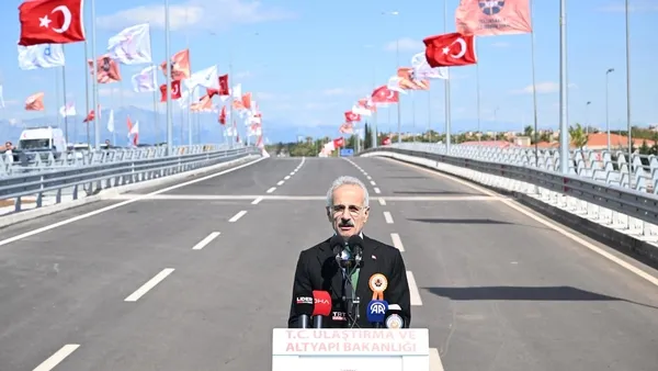 bakan-uraloglu-duyurdu-gecis-suresi-30-saniyeye-dustu-antalya-trafigine-nefes-1775828537763.jpeg