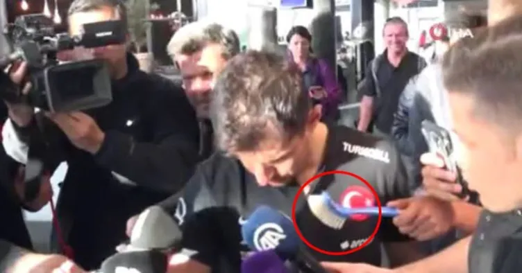İzlanda'da Milli Takım'a büyük terbiyesizlik! Emre Belözoğlu'na tuvalet fırçası uzattılar