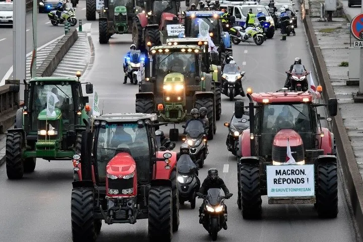 Macron’a karşı ayaklandılar! Paris’te traktörlü eylem