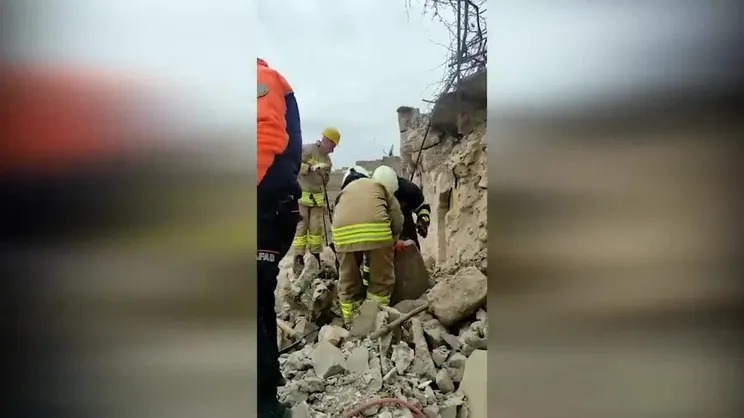 Mardin'de tek katlı tarihi yapı çöktü!