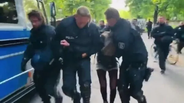 Alman polisin eyalet milletvekilini tartakladığı ortaya çıktı | Video