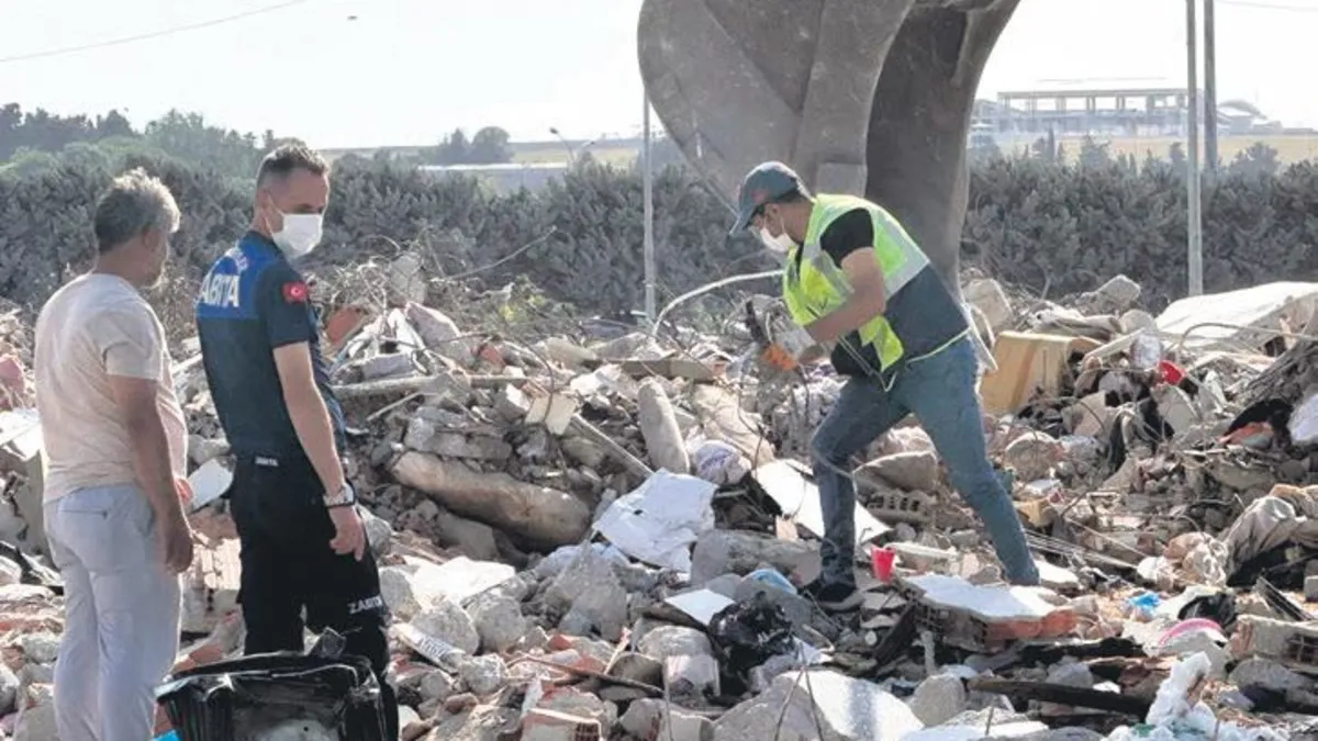 Molozların arasında kıymetli eşya aradılar Molozların arasında kıymetli eşya aradılar