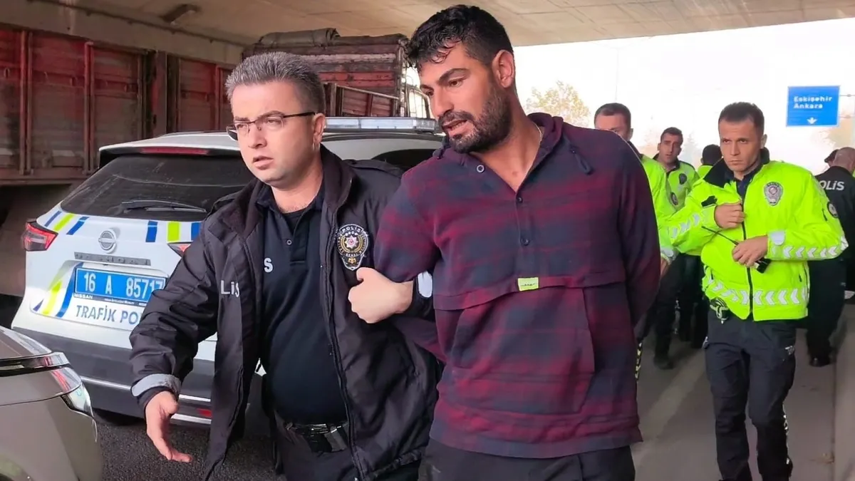 Sokak ortasında infaz: 1 kişiyi öldürdü peşindeki polislere ateş açtı Sokak ortasında infaz: 1 kişiyi öldürdü peşindeki polislere ateş açtı