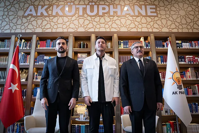 ak-partinin-kutuphane-sohbetlerinde-samimi-anlar-mesut-ozilden-o-soruya-erdogan-cevabi-1764696034460.jpeg