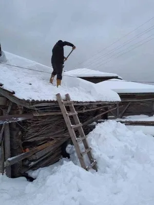 Vatandaşların çatılarındaki karla mücadelesi