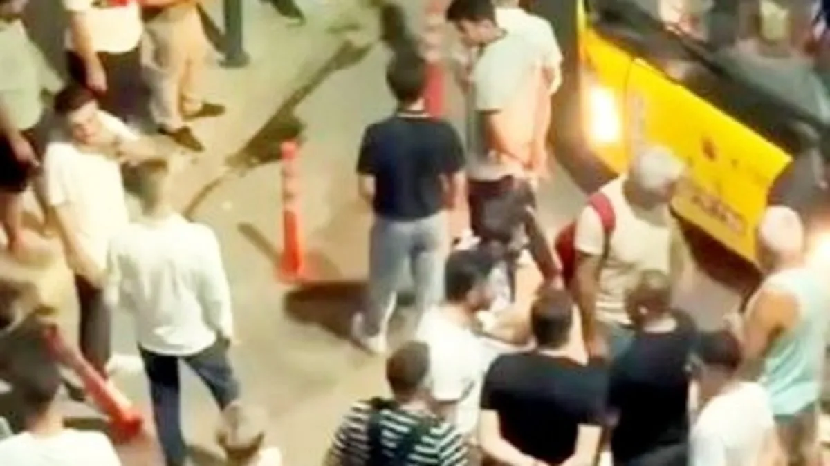 İETT otobüsü kuryeye çarpıp yola devam ederken vatandaş tepki gösterdi