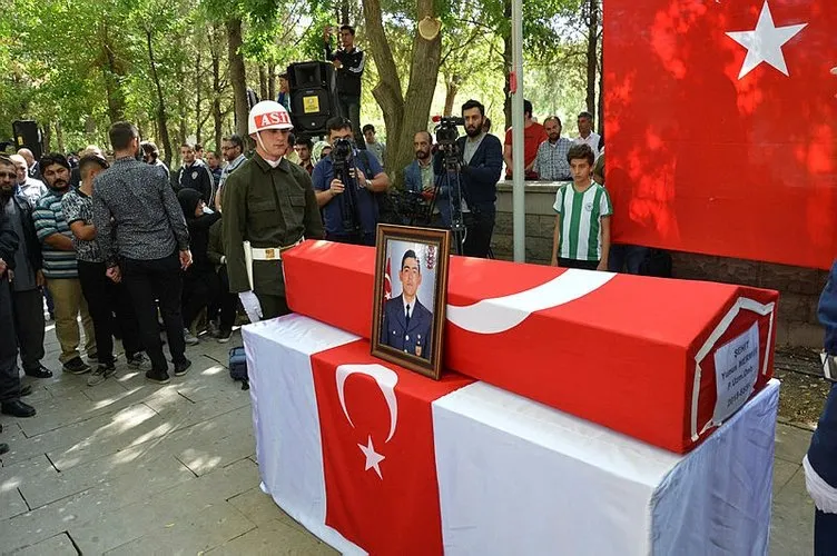 Şehit babası oğlunun giydiği son kıyafeti gösterip seslendi: ‘Bu vatanı seven PKK’nın destek verdiğine oy veremez’