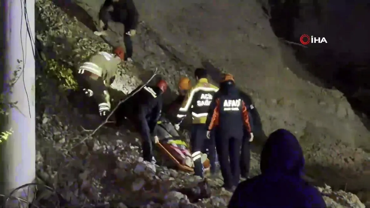 Düzce’de uçuruma yuvarlanan 3 kişi operasyonla kurtarıldı | Video videosunu izle Düzce’de uçuruma yuvarlanan 3 kişi operasyonla kurtarıldı | Video videosunu izle