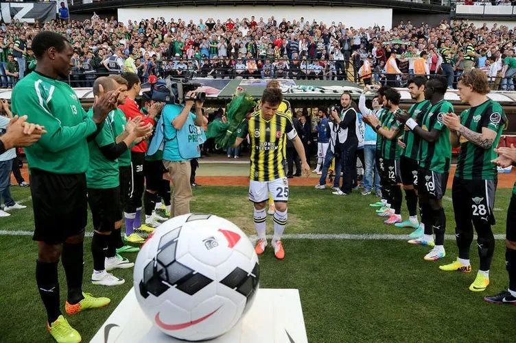 Akhisar Belediyesporlu futbolcular Fenerbahçe’yi alkışladı