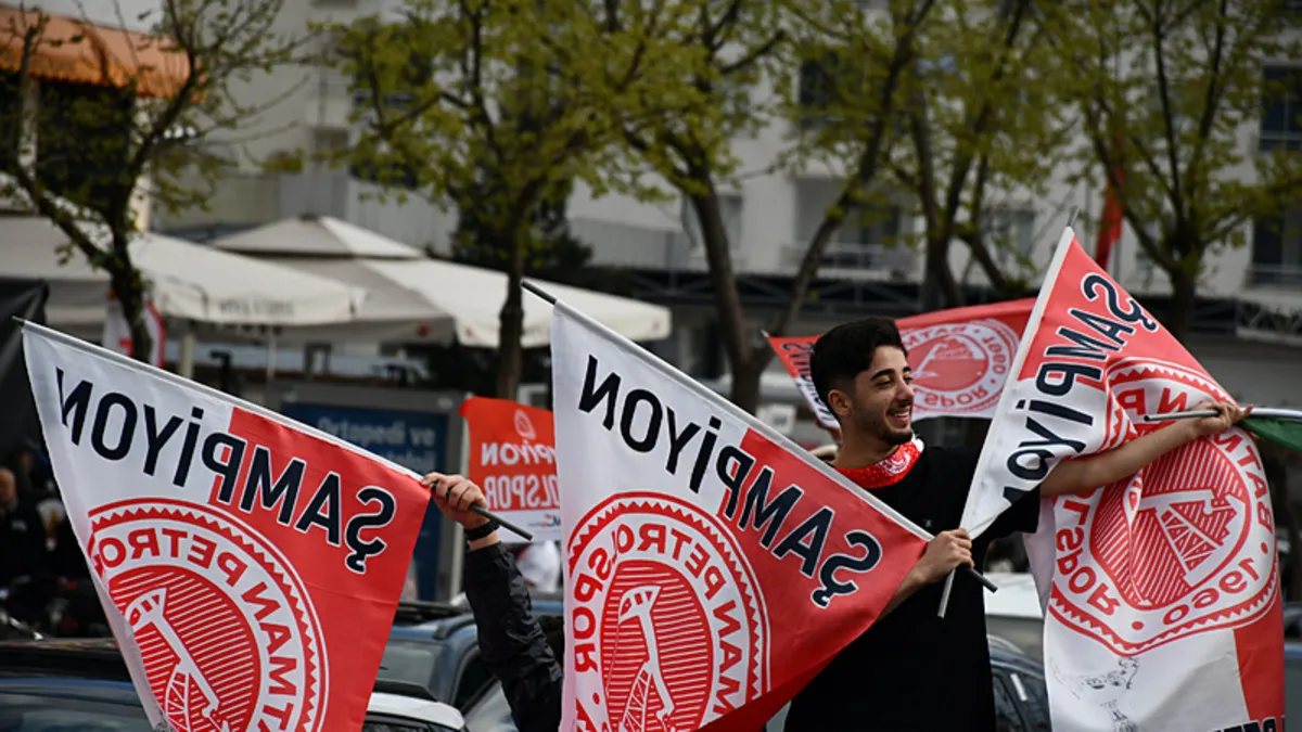 Batman Petrolspor taraftarları şampiyonluğu kutladı! Batman Petrolspor taraftarları şampiyonluğu kutladı!