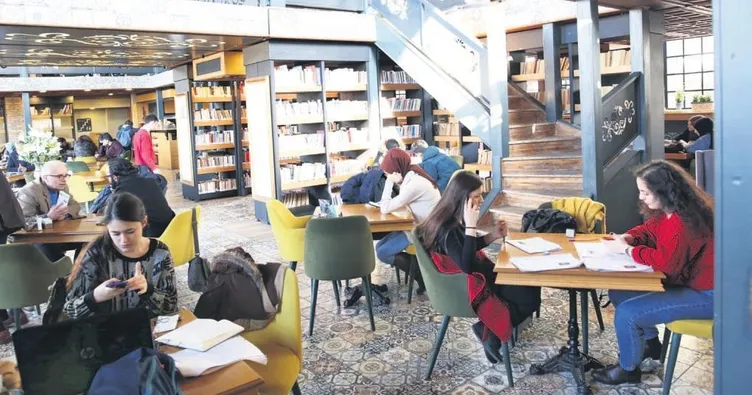 Bir kitap, bir kahve bir de hoşsohbet