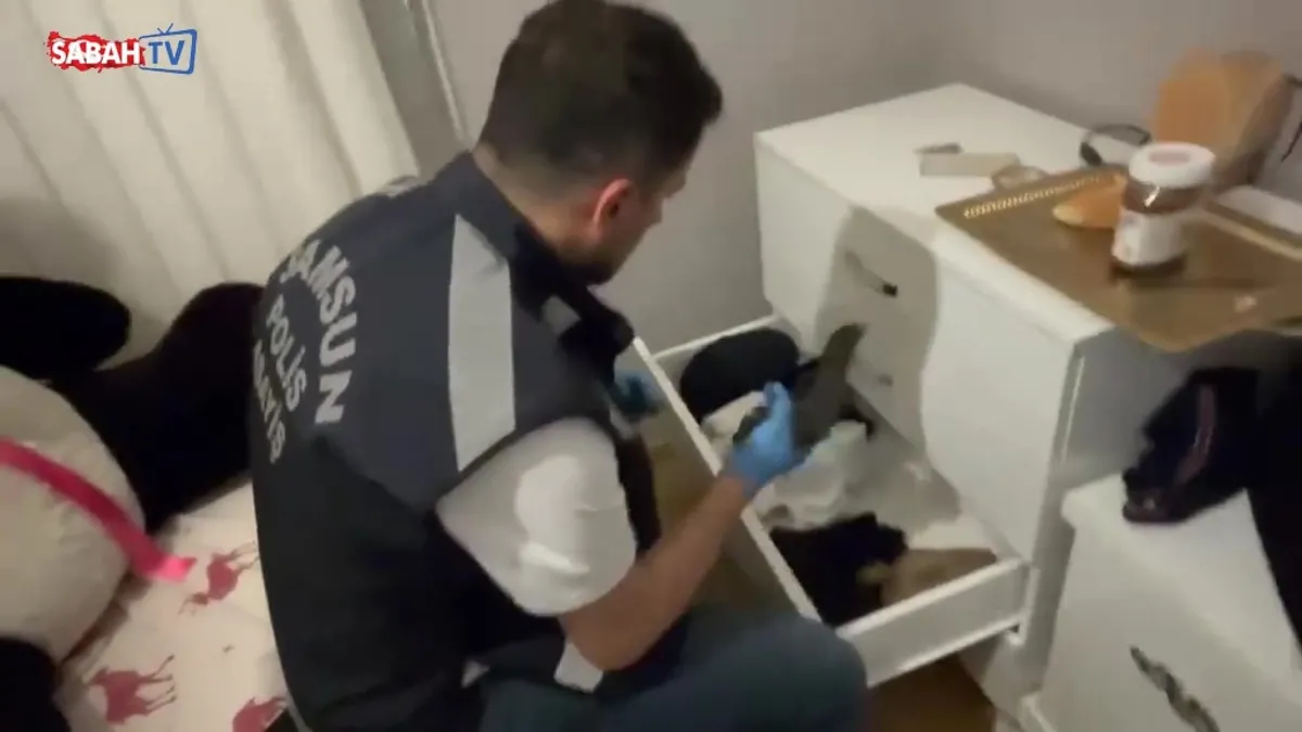 Samsun’da telsizli fuhuş şebekesi çökertildi: Telsiz, silah ve ajandalarla yakalandılar videosunu izle Samsun’da telsizli fuhuş şebekesi çökertildi: Telsiz, silah ve ajandalarla yakalandılar videosunu izle