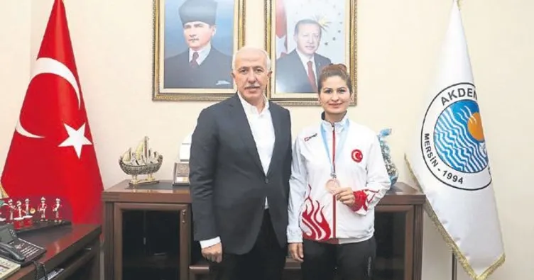 Ayşegül sevıncını gültak’la paylaştı