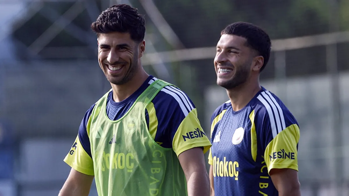 Fenerbahçe futbol takımı oyuncuları antrenman yapıyor.