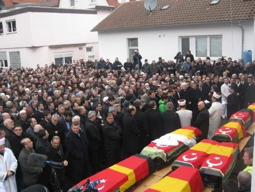 Almanya’daki yangın faciasında ölenlerin cenaze töreni